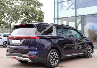 Подержанный автомобиль Kia Carnival 2023 года (4 фото)