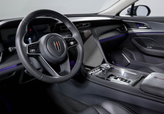 Подержанный автомобиль Hongqi H5 2024 года (14 фото)