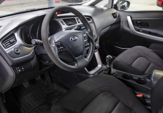 Подержанный автомобиль Kia Ceed Hatchback 2013 года (16 фото)