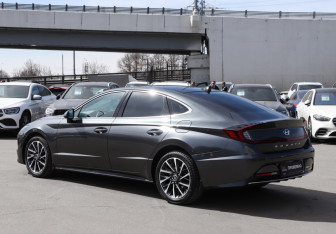 Подержанный автомобиль Hyundai Sonata 2022 года (7 фото)