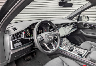 Подержанный автомобиль Audi Q7 2023 года (16 фото)