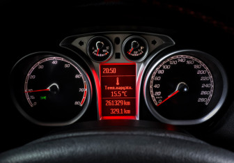 Подержанный автомобиль Ford Focus ST Hatchback 2007 года (17 фото)