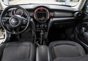 Подержанный автомобиль MINI Hatch 2016 года (13 фото)