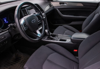 Подержанный автомобиль Hyundai Sonata 2018 года (10 фото)