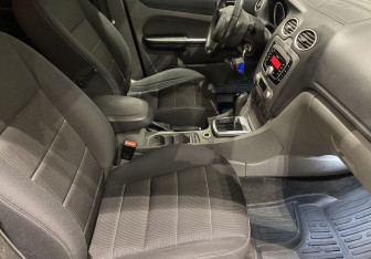 Подержанный автомобиль Ford Focus Wagon 2010 года (9 фото)