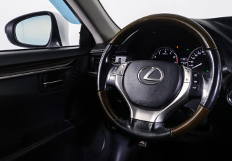 Подержанный автомобиль Lexus ES 2015 года (12 фото)