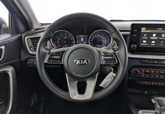 Подержанный автомобиль Kia Ceed Wagon 2020 года (21 фото)
