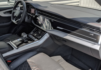 Подержанный автомобиль Audi Q8 2024 года (12 фото)