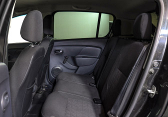 Подержанный автомобиль Renault Sandero 2016 года (14 фото)