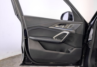 Подержанный автомобиль BMW X1 2025 года (19 фото)