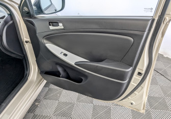 Подержанный автомобиль Hyundai Solaris Hatchback 2012 года (24 фото)