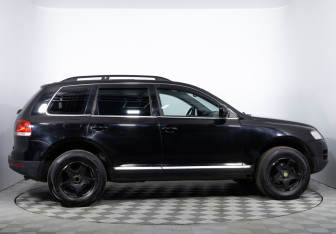 Подержанный автомобиль Volkswagen Touareg 2004 года (4 фото)