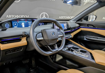 Подержанный автомобиль Changan UNI-V 2023 года (16 фото)