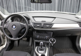 Подержанный автомобиль BMW X1 2013 года (14 фото)