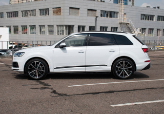 Подержанный автомобиль Audi Q7 2021 года (8 фото)