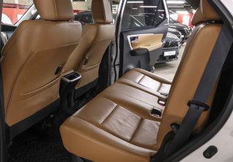 Подержанный автомобиль Toyota Fortuner 2018 года (13 фото)