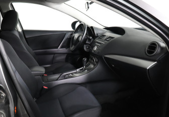 Подержанный автомобиль Mazda 3 Sedan 2010 года (10 фото)