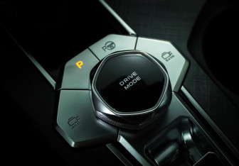 Подержанный автомобиль Changan UNI-V 2023 года (20 фото)