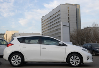 Подержанный автомобиль Toyota Auris Hatchback 2014 года (3 фото)