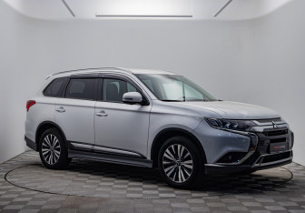 Подержанный автомобиль Mitsubishi Outlander 2020 года (3 фото)