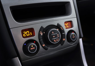 Подержанный автомобиль Peugeot 308 Hatchback 2008 года (17 фото)