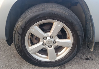 Подержанный автомобиль Toyota RAV4 2006 года (13 фото)