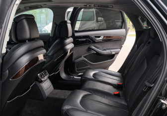 Подержанный автомобиль Audi A8 2015 года (8 фото)