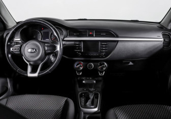 Подержанный автомобиль Kia Rio Sedan 2017 года (12 фото)