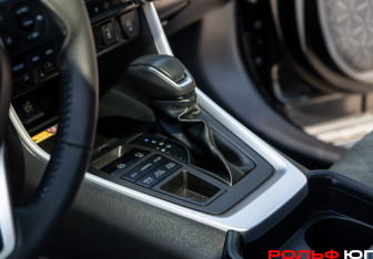 Подержанный автомобиль Toyota RAV4 2025 года (14 фото)