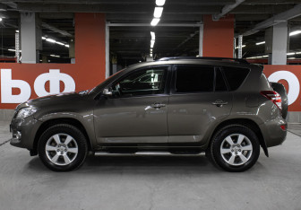 Подержанный автомобиль Toyota RAV4 2010 года (8 фото)