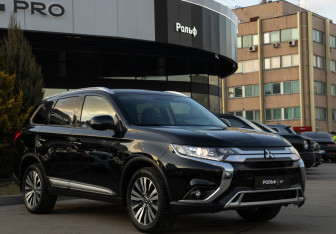 Подержанный автомобиль Mitsubishi Outlander 2020 года (2 фото)