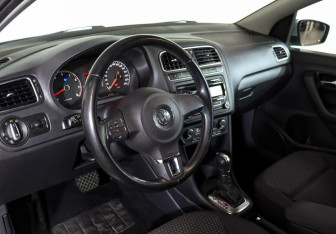 Подержанный автомобиль Volkswagen Polo Sedan 2012 года (7 фото)