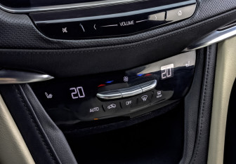 Подержанный автомобиль Cadillac XT5 2016 года (27 фото)