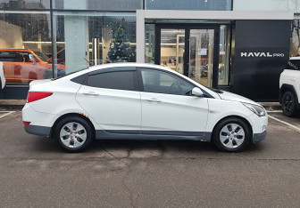 Подержанный автомобиль Hyundai Solaris Hatchback 2014 года (4 фото)