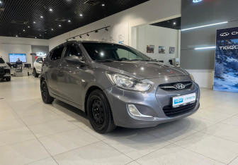 Подержанный автомобиль Hyundai Solaris Hatchback 2012 года (2 фото)