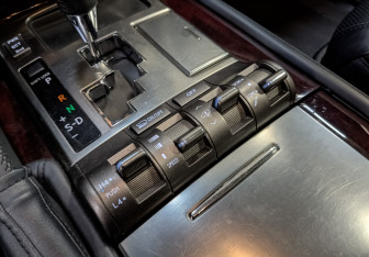 Подержанный автомобиль Lexus LX 2010 года (21 фото)