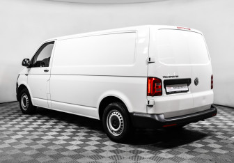 Подержанный автомобиль Volkswagen Transporter Van 2018 года (7 фото)