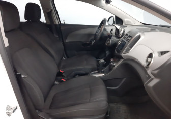 Подержанный автомобиль Chevrolet Aveo Hatchback 2013 года (10 фото)