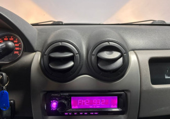 Подержанный автомобиль Renault Sandero 2011 года (15 фото)