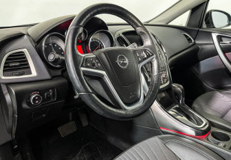 Подержанный автомобиль Opel Astra Wagon 2014 года (13 фото)