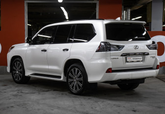 Подержанный автомобиль Lexus LX 2018 года (7 фото)
