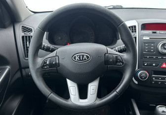 Подержанный автомобиль Kia Ceed Hatchback 2010 года (12 фото)