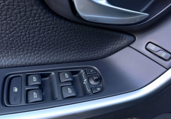 Подержанный автомобиль Volvo XC60 2011 года (20 фото)