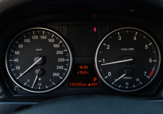 Подержанный автомобиль BMW X1 2012 года (17 фото)