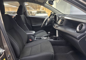 Подержанный автомобиль Toyota RAV4 2018 года (10 фото)