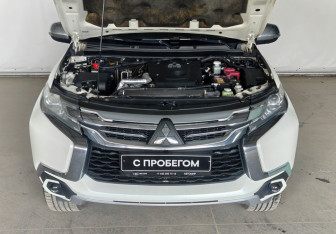 Подержанный автомобиль Mitsubishi Pajero Sport 2017 года (18 фото)