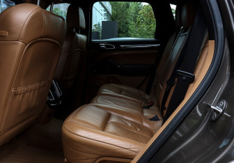 Подержанный автомобиль Porsche Cayenne 2012 года (10 фото)
