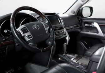 Подержанный автомобиль Toyota Land Cruiser Suv 2014 года (14 фото)
