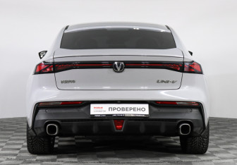 Подержанный автомобиль Changan UNI-V 2023 года (6 фото)