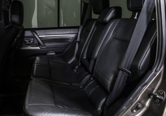 Подержанный автомобиль Mitsubishi Pajero 2012 года (10 фото)